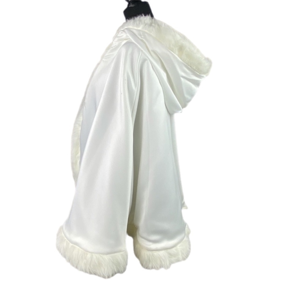 Reversible White Bridal Wedding Cape Faux Fur Trim Satin White & Faux Fur​​​​​ - Picture 6 of 14